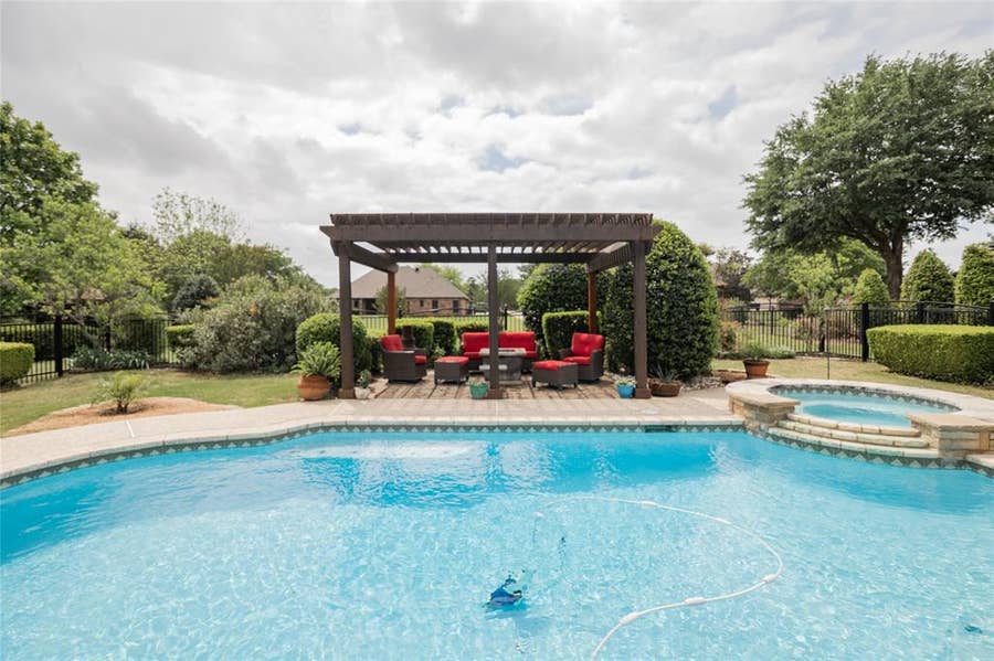 Property photo for 671 Brookglen Court, Waxahachie, TX