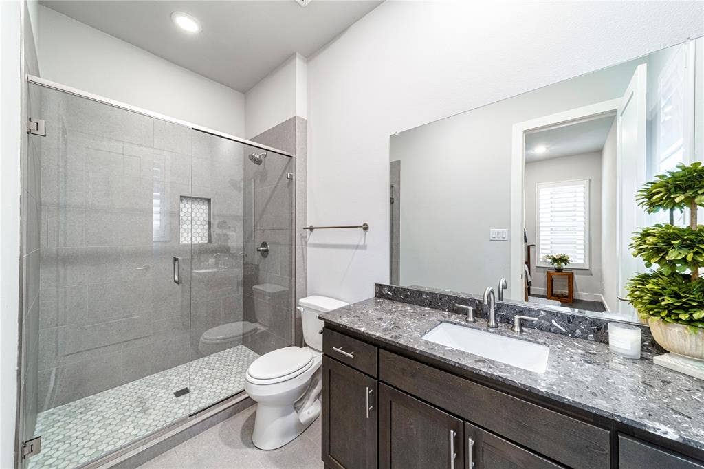 4107 Entrada Way, Dallas, TX 75219 secondary bath