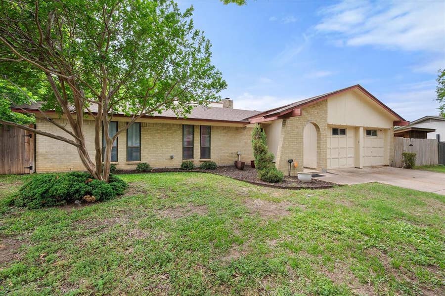 Property photo for 802 Crest Oak Court, Arlington, TX