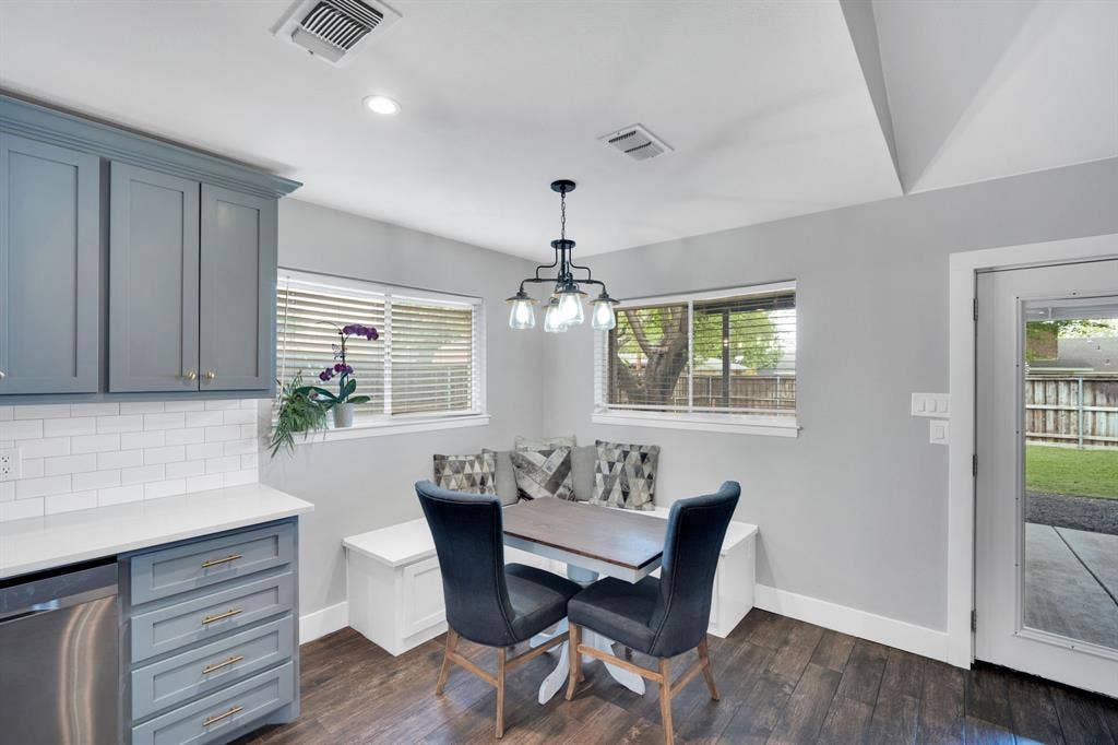 106 Hillcrest Drive, Midlothian, TX 76065 Adorable built in's with natural light for breakfast or quick dining.