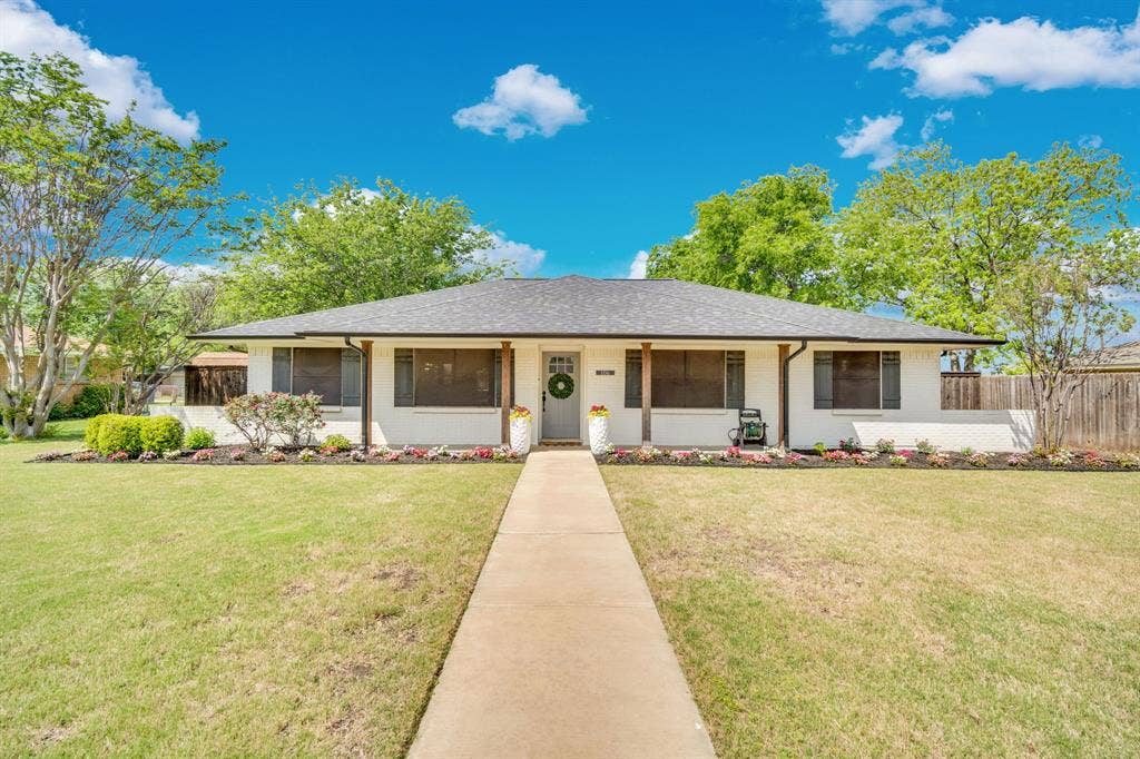 106 Hillcrest Drive, Midlothian, TX 76065 Gorgeous Front view of home with upgraded landscaping