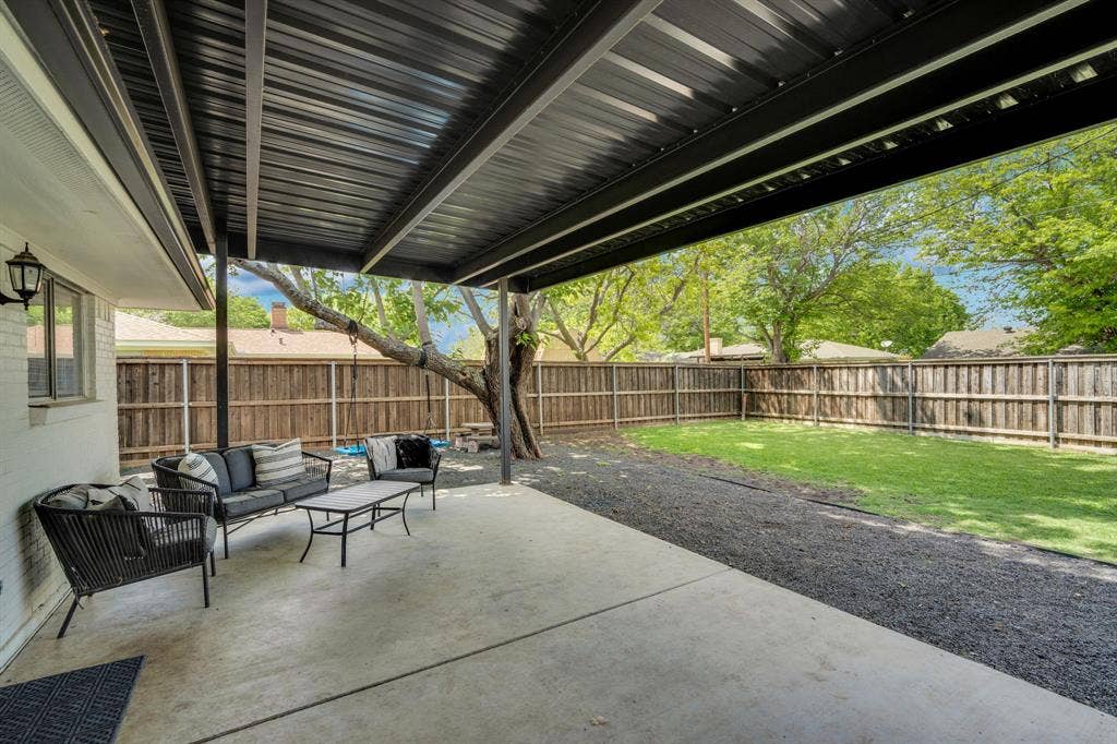 106 Hillcrest Drive, Midlothian, TX 76065 Outdoor covered patio with large backyard
