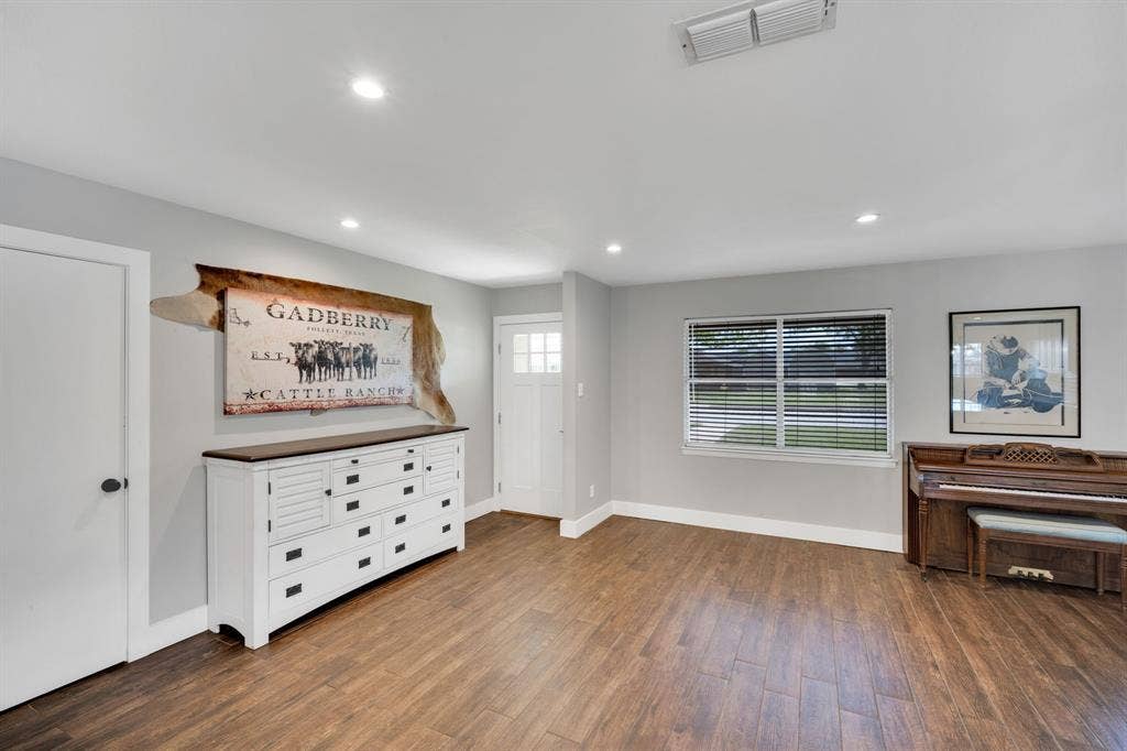 106 Hillcrest Drive, Midlothian, TX 76065 Foyer right off entry with massive living space, kitchen and dining with natural light, updated paint and modern finishes.