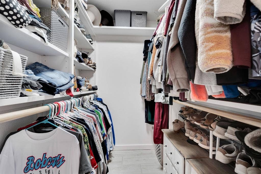 106 Hillcrest Drive, Midlothian, TX 76065 Large primary closet