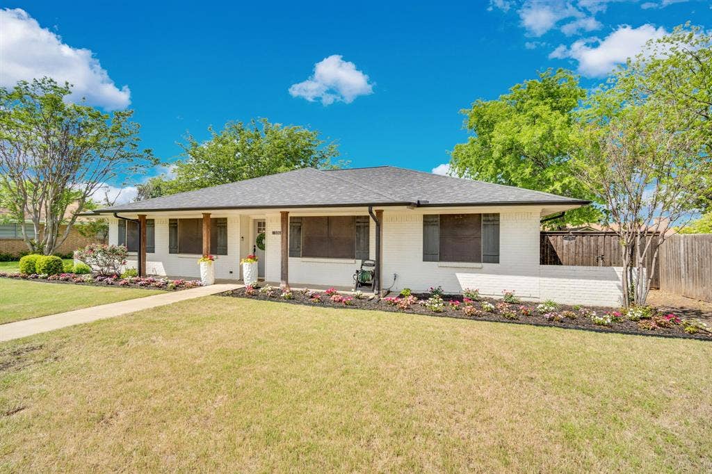 106 Hillcrest Drive, Midlothian, TX 76065 Gorgeous Front view of home with upgraded landscaping