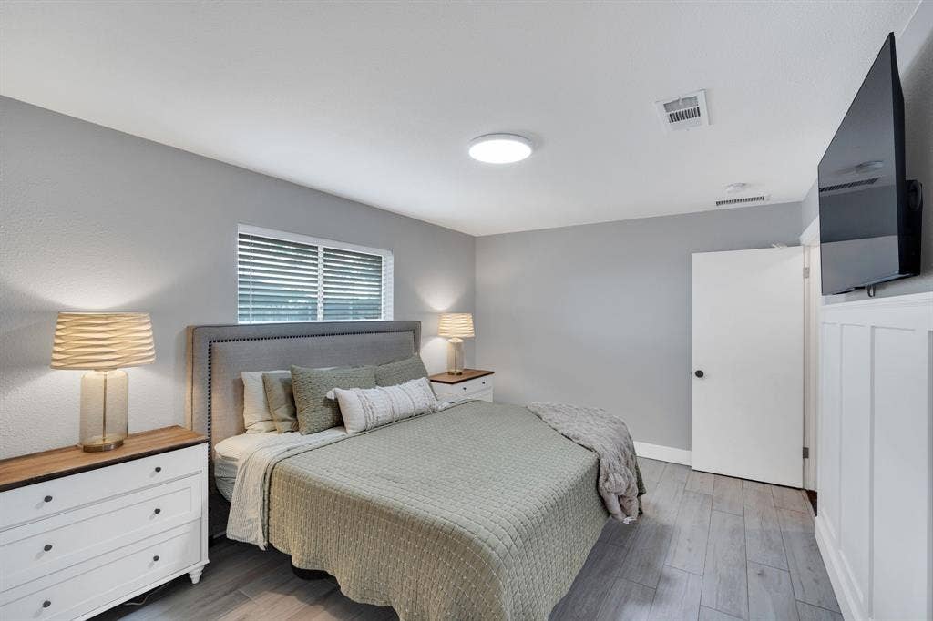 106 Hillcrest Drive, Midlothian, TX 76065 Large primary suite meant for relaxation and privacy with an ensuite bath