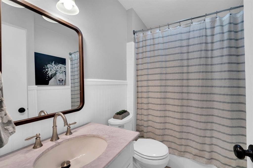 106 Hillcrest Drive, Midlothian, TX 76065 Full bath featuring a wainscoted wall and modern finishes