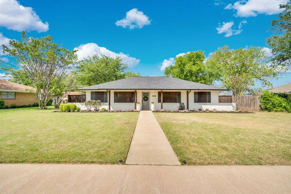 106 Hillcrest Drive, Midlothian, TX 76065 Gorgeous Front view of home with upgraded landscaping