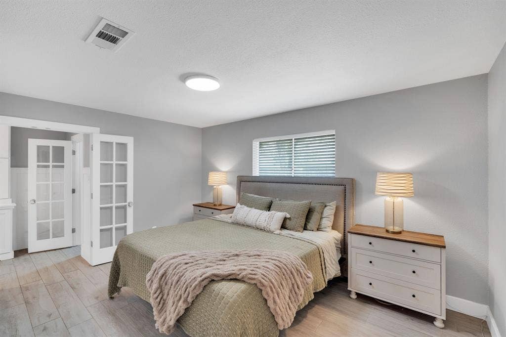 106 Hillcrest Drive, Midlothian, TX 76065 Large primary suite meant for relaxation and privacy with an ensuite bath