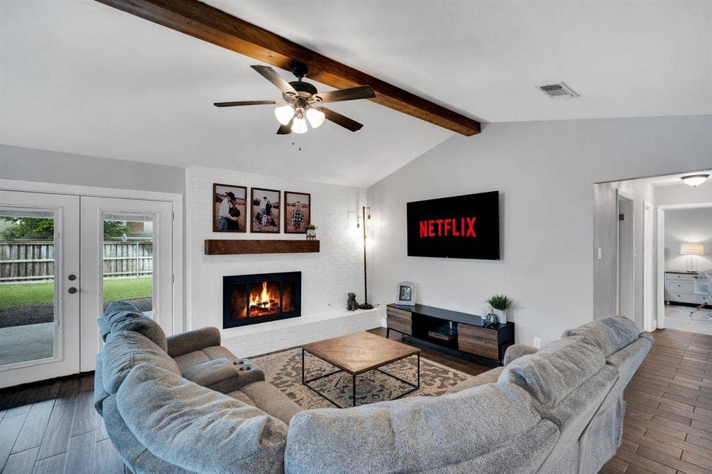 106 Hillcrest Drive, Midlothian, TX 76065 Large and spacious living area with ceiling fan, wood burning fireplace and natural light!