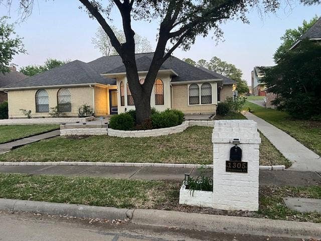 Property photo for 1305 Stonecreek Court, Garland, TX