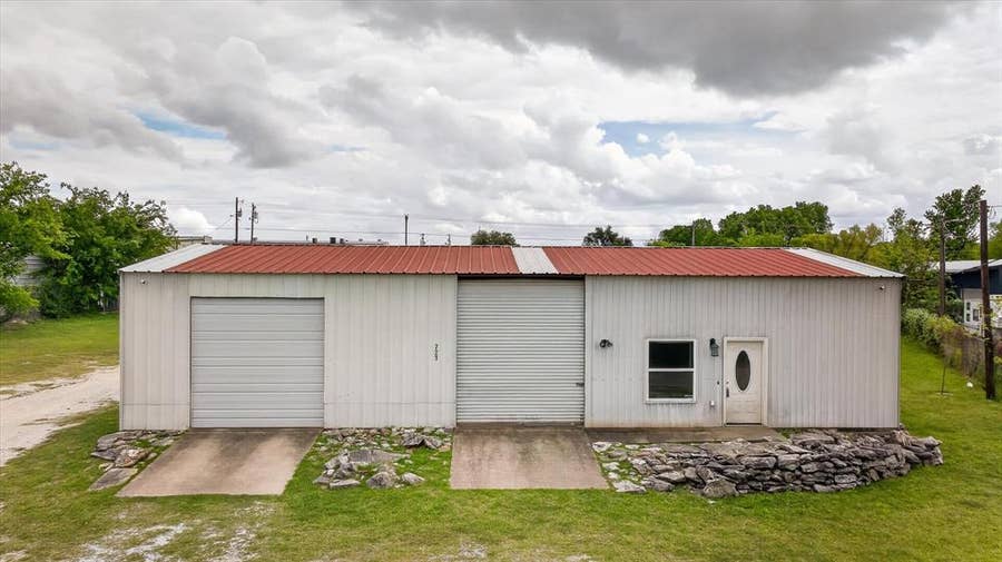Property photo for 721 Comanche Cove Drive, Granbury, TX