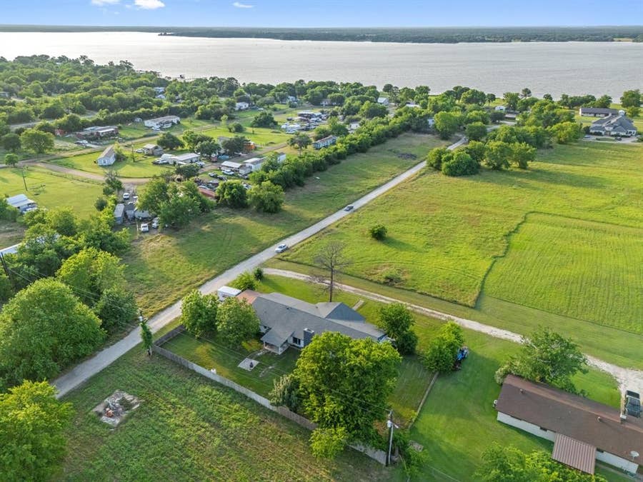 Property photo for 713 W Rosemary Street, Quinlan, TX