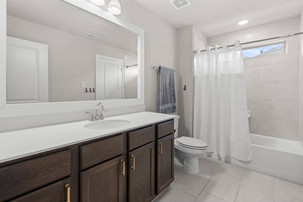 7018 Hickory Falls, Argyle, TX 76226 Upstairs bathroom.