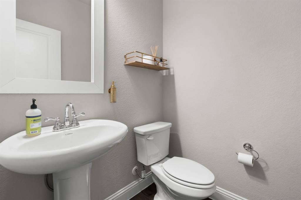 7018 Hickory Falls, Argyle, TX 76226 Guest bathroom