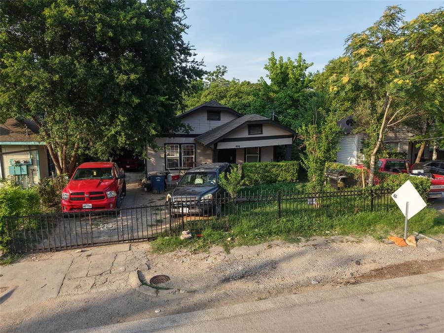 Property photo for 806 E 12TH Street, Dallas, TX