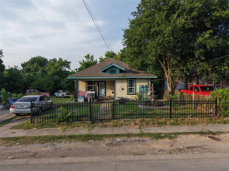 Property photo for 810 E 12th Street, Dallas, TX