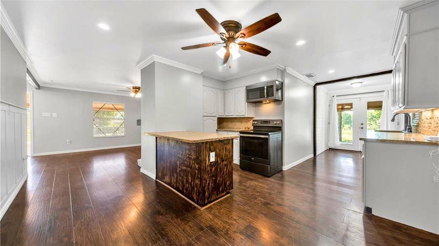 Property photo for 1542 W Reindeer Road, Lancaster, TX
