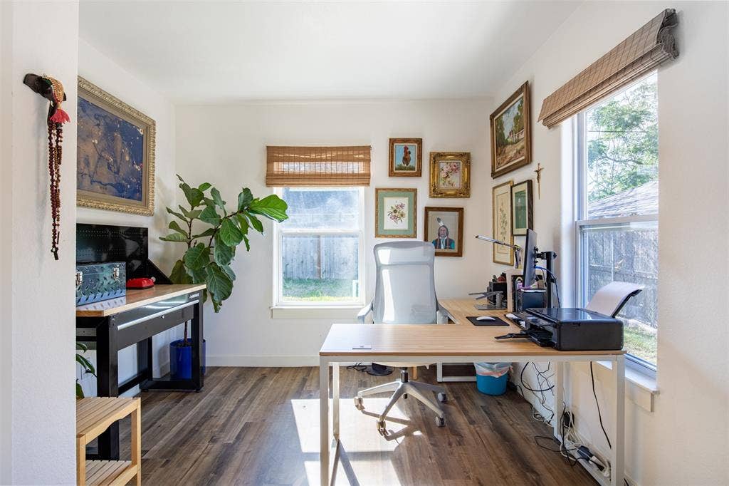 Guest bedroom 1 or office