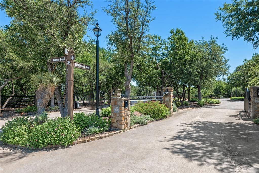 137 Bluff Creek Road, Weatherford, TX 76087 Gated entrance into residence