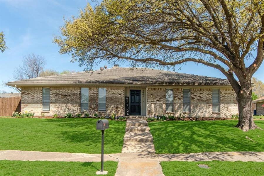 Property photo for 5902 Fawn Valley Lane, Rowlett, TX