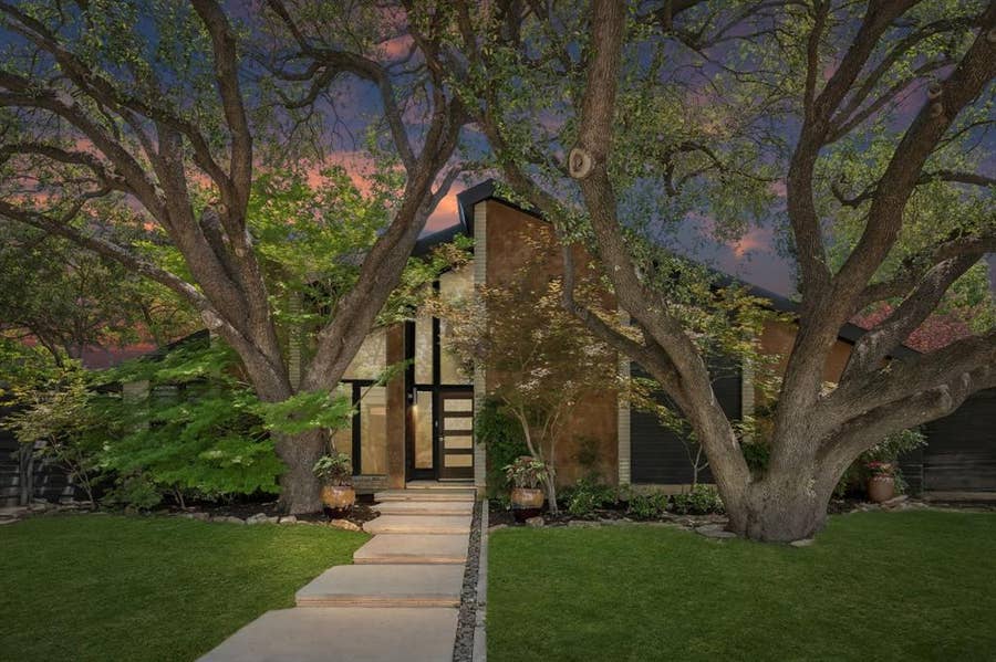 Property photo for 7001 Kingshollow Drive, Dallas, TX
