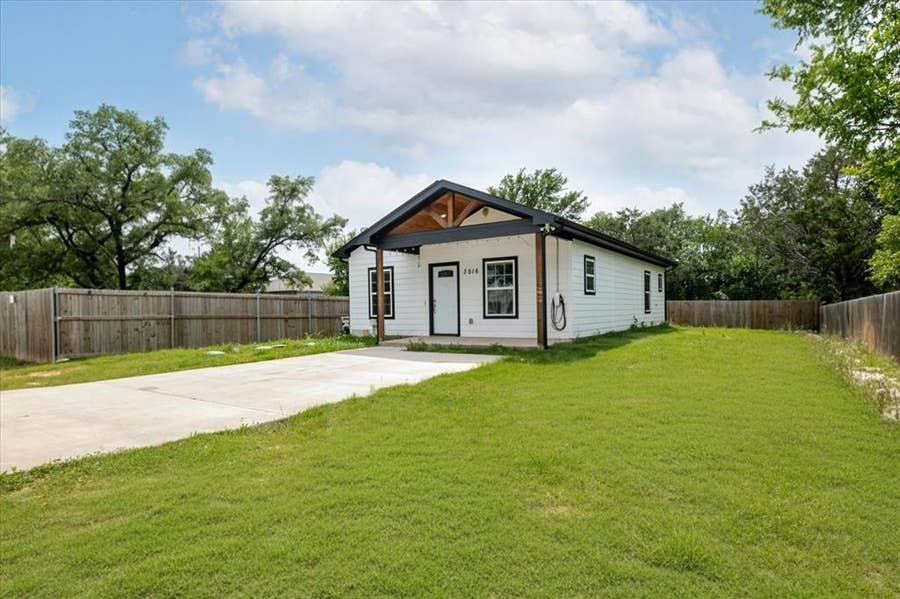 Property photo for 3516 Tomahawk Drive, Granbury, TX