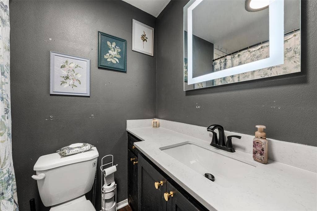 1207 Pembrook Drive, Waco, TX 76710 Full bathroom featuring a shower with curtain, vanity, and a textured wall