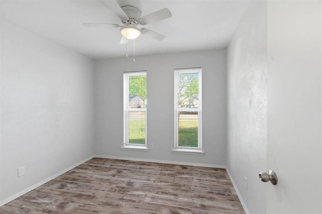 Unfurnished room featuring light wood-style flooring and ceiling fan