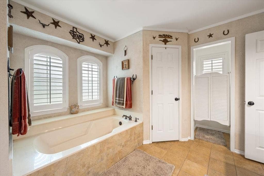 8325 Crosswind Drive, Fort Worth, TX 76179 8325 Crosswind Drive, Fort Worth, TX 76179
