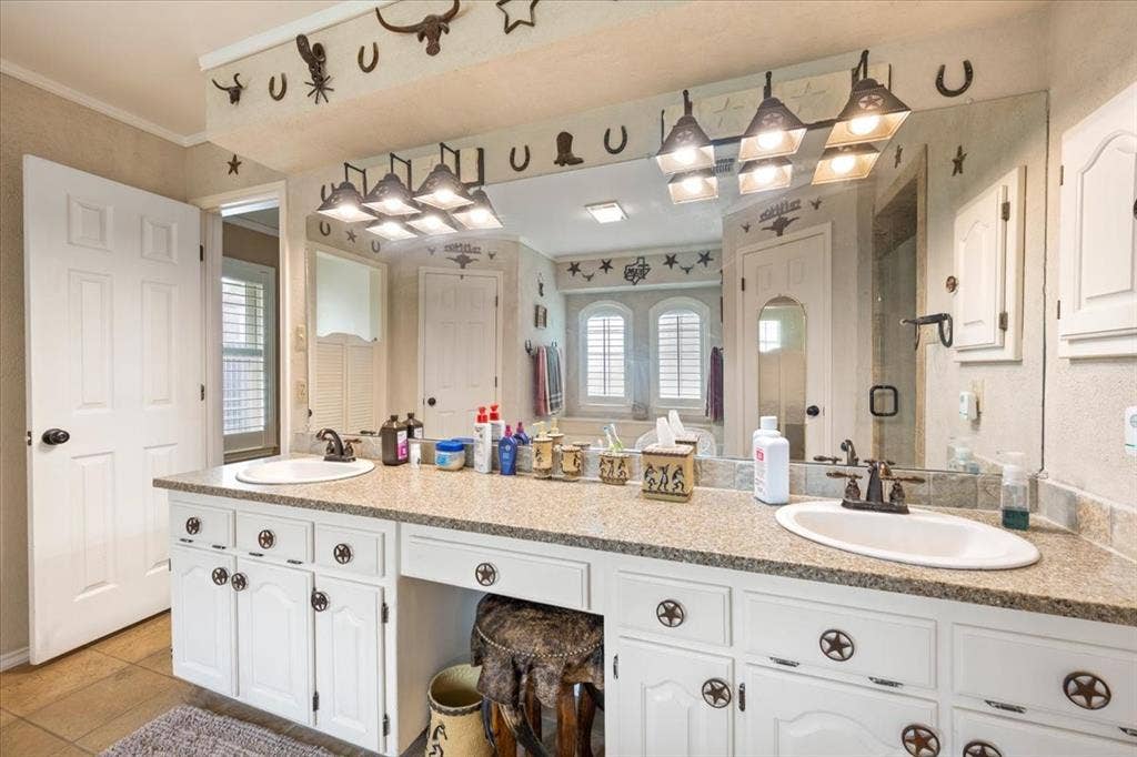 8325 Crosswind Drive, Fort Worth, TX 76179 8325 Crosswind Drive, Fort Worth, TX 76179
