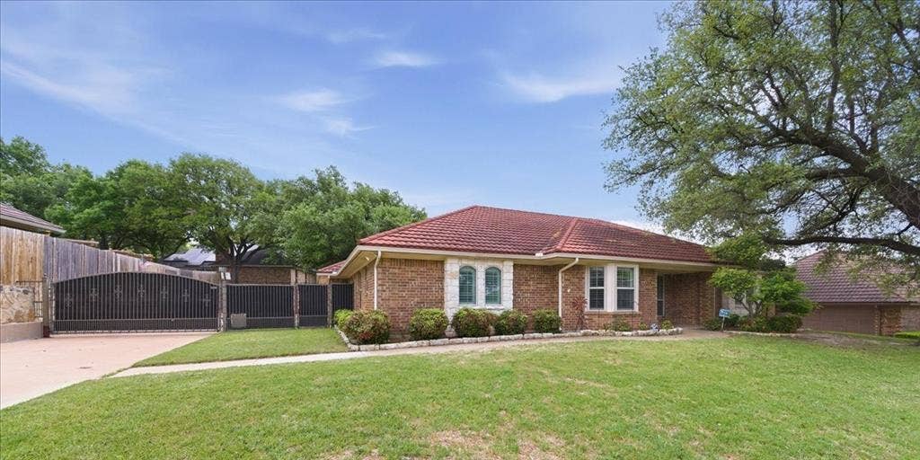 8325 Crosswind Drive, Fort Worth, TX 76179 8325 Crosswind Drive, Fort Worth, TX 76179