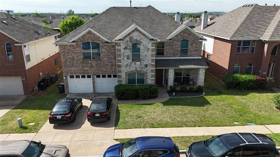 Property photo for 421 Roundrock Lane, Fort Worth, TX
