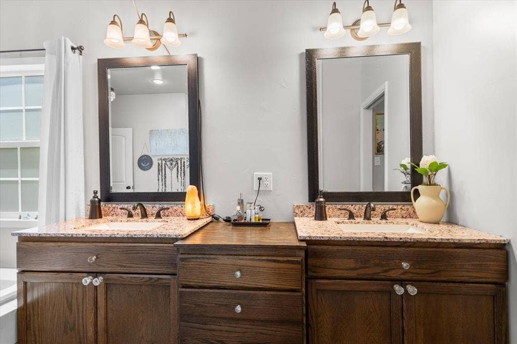 333 Lakeview Drive, Hideaway, TX 75771 Double Vanities