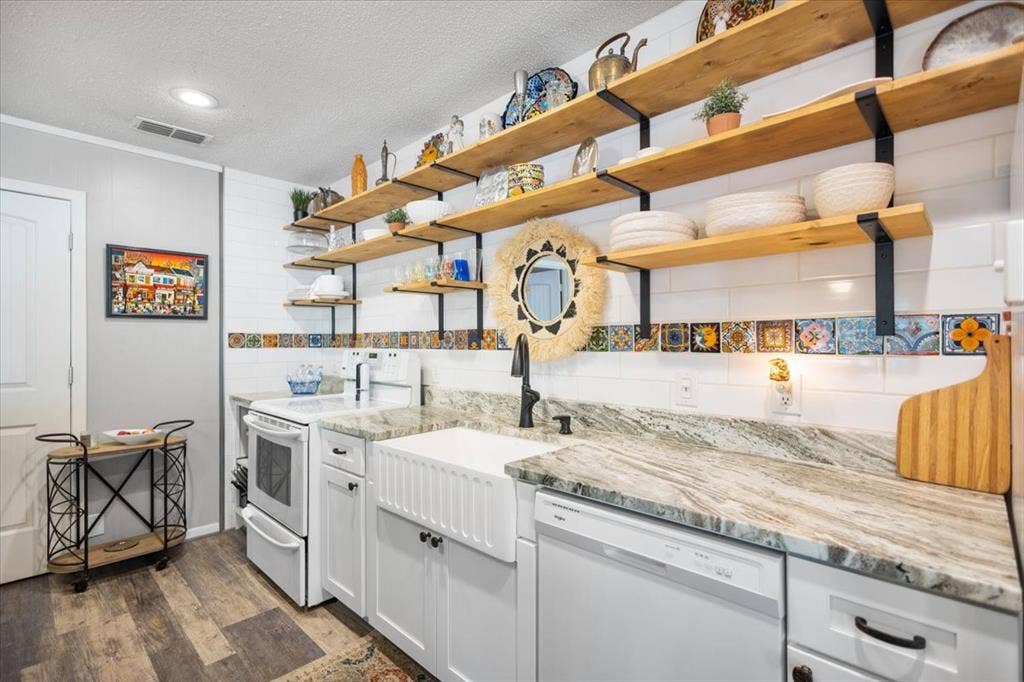 333 Lakeview Drive, Hideaway, TX 75771 Farm Sink