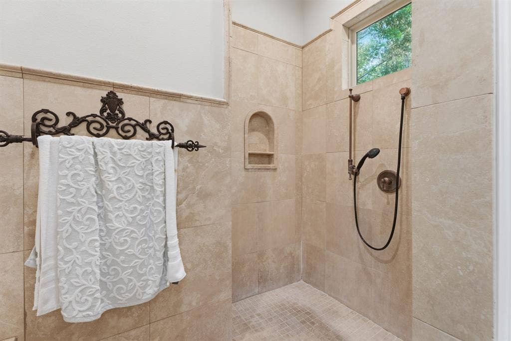 1915 Stoneleaf Drive, Tyler, TX 75703 1915 Stoneleaf Drive, Tyler, TX 75703