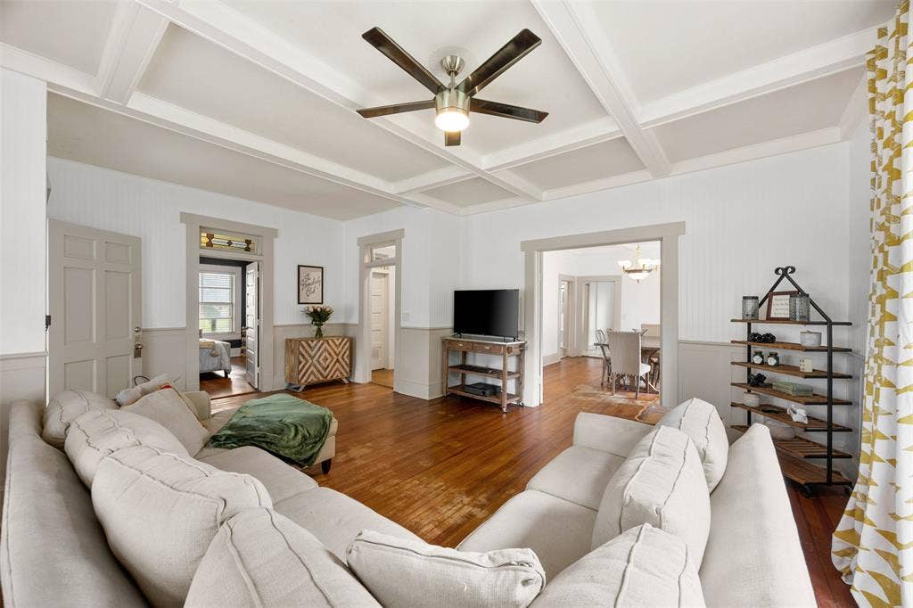 401 N Dallas Street, Ennis, TX 75119 401 N Dallas Street, Ennis, TX 75119
