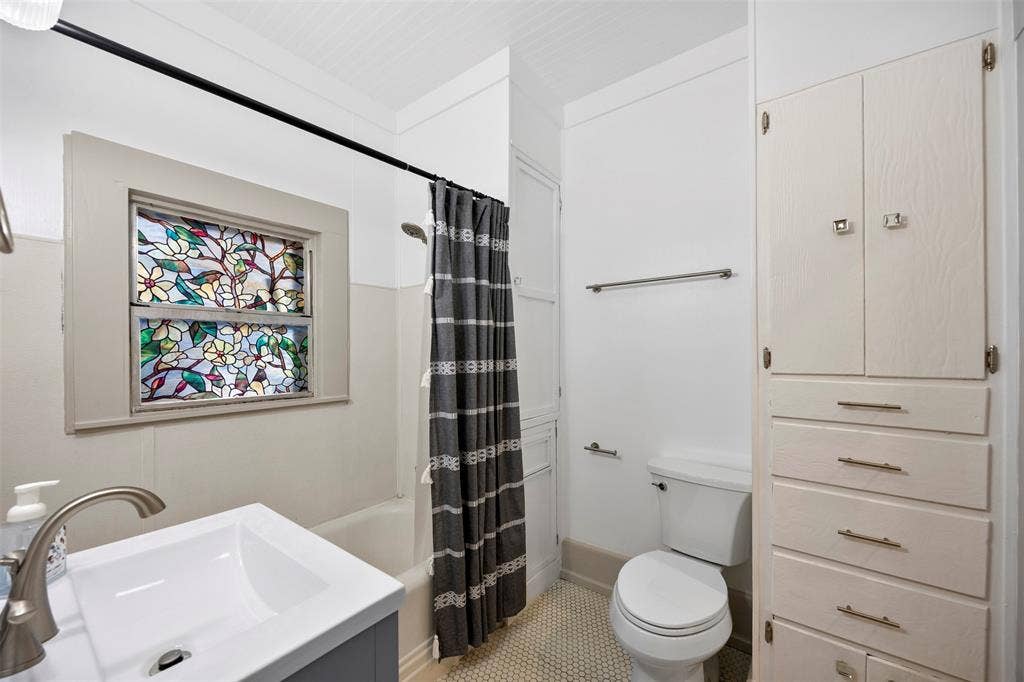401 N Dallas Street, Ennis, TX 75119 401 N Dallas Street, Ennis, TX 75119