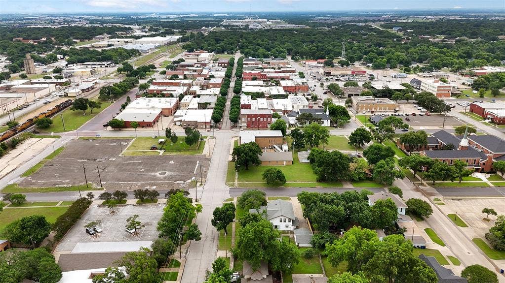 401 N Dallas Street, Ennis, TX 75119 401 N Dallas Street, Ennis, TX 75119