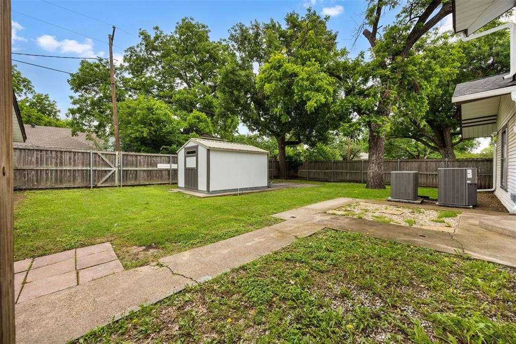 401 N Dallas Street, Ennis, TX 75119 401 N Dallas Street, Ennis, TX 75119