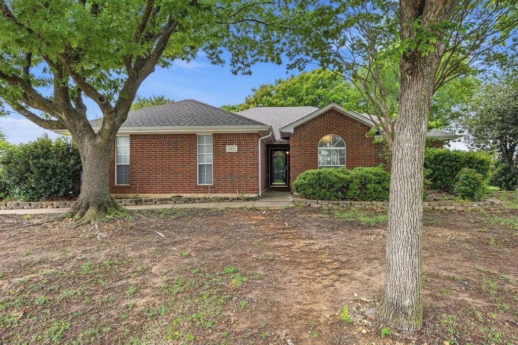 6421 Peak View Court, Midlothian, TX 76065 Charming 6421 Peak View!