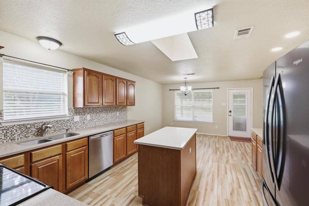 6421 Peak View Court, Midlothian, TX 76065 The skylight brings in the natural light