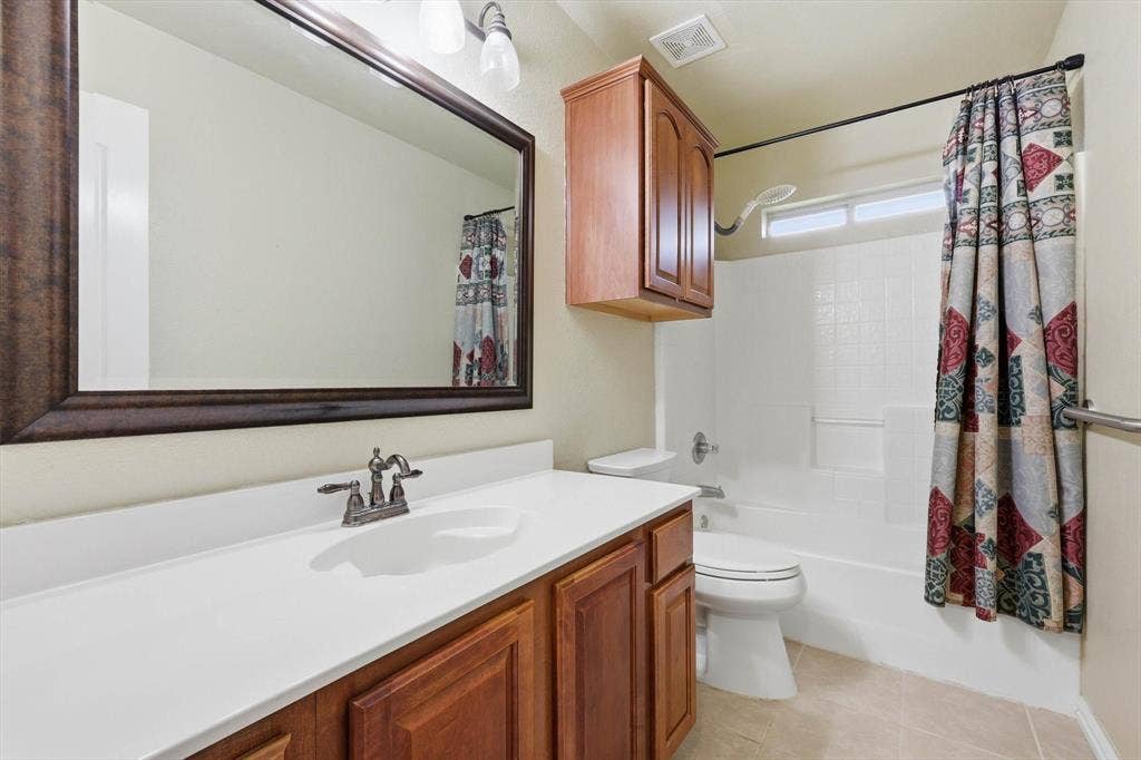 6421 Peak View Court, Midlothian, TX 76065 The full bath between the two secondary bedrooms