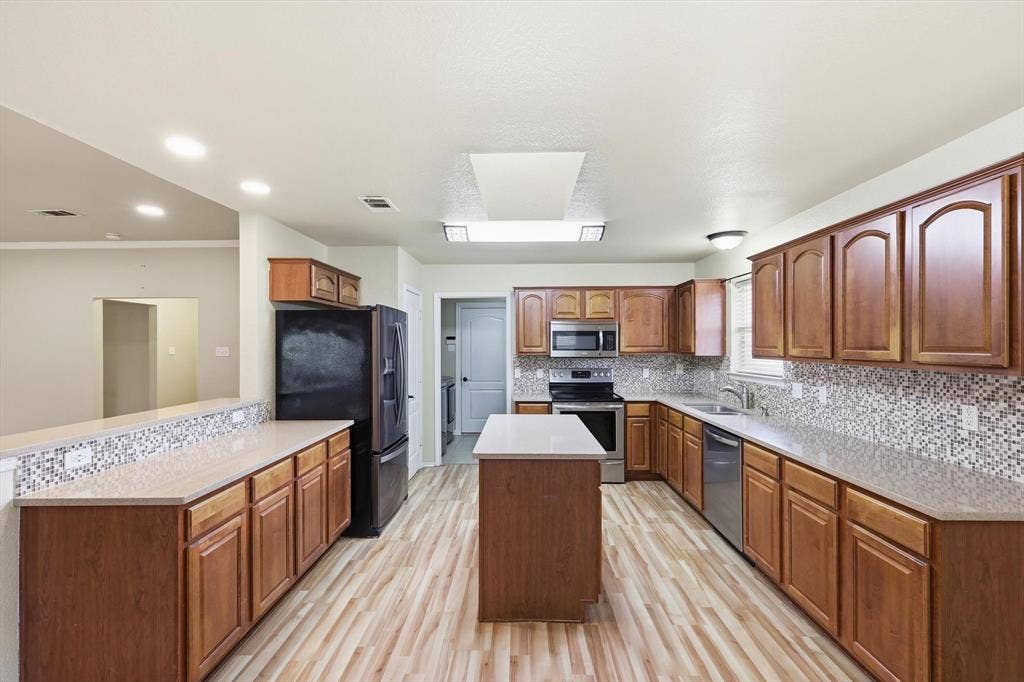 6421 Peak View Court, Midlothian, TX 76065 Look at this roomy kitchen!