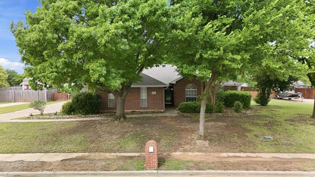 6421 Peak View Court, Midlothian, TX 76065 Welcome to 6421 Peak View Ct!