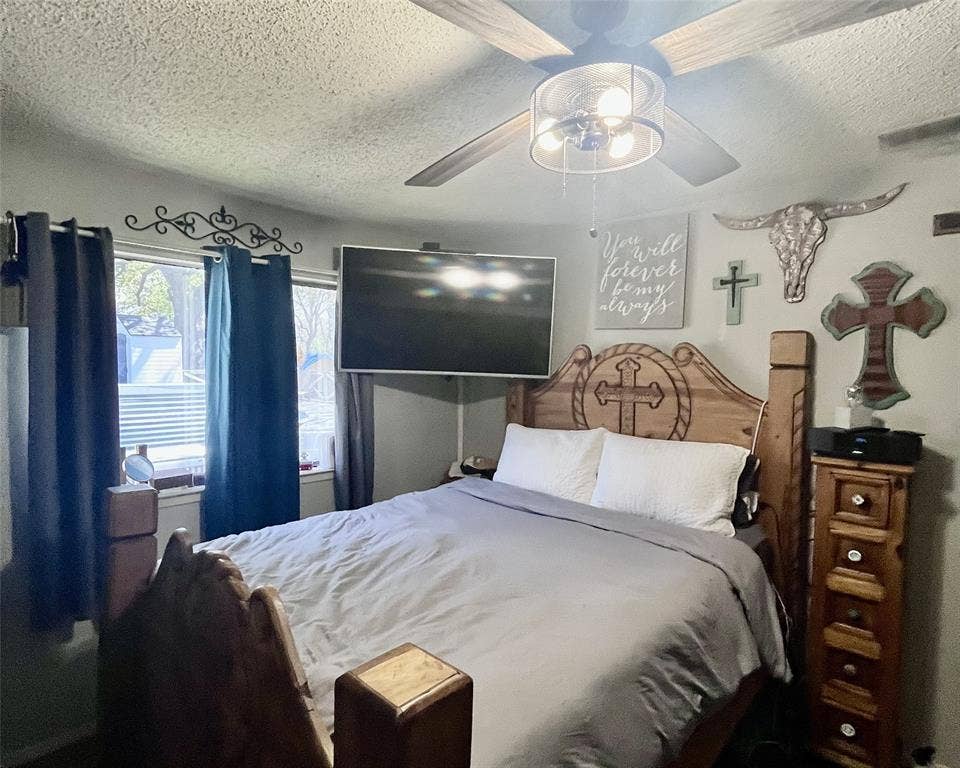 3020 Delaware Trail, Lake Worth, TX 76135 Bedroom with a ceiling fan and a textured ceiling