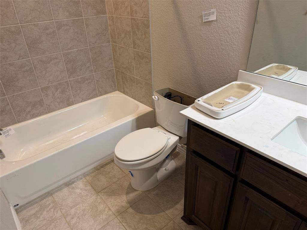 509 Smith Road, Springtown, TX 76082 Hall bath shared by Bedrooms 2,3 & 4