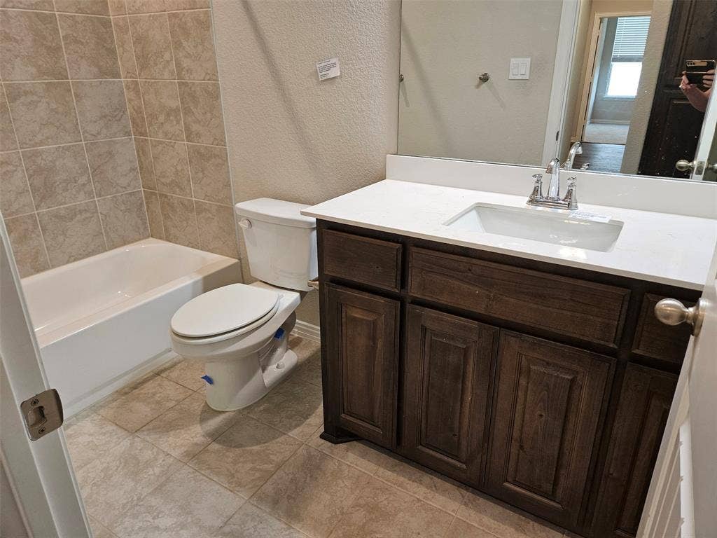 509 Smith Road, Springtown, TX 76082 Hall bath shared by Bedrooms 2,3 & 4