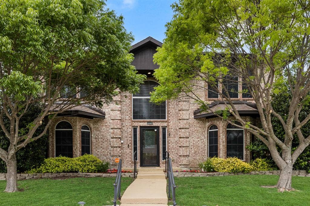 9209 Chimneywood Drive, Rowlett, TX 75089 Beautiful drive up appeal!
