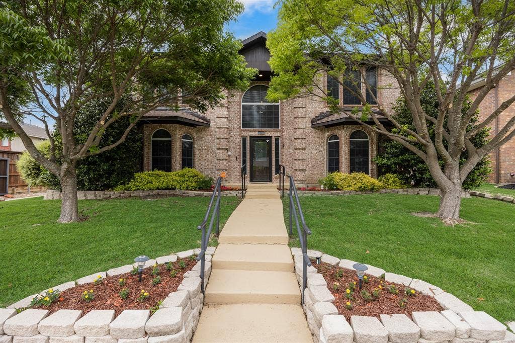 9209 Chimneywood Drive, Rowlett, TX 75089 Professionally landscaped